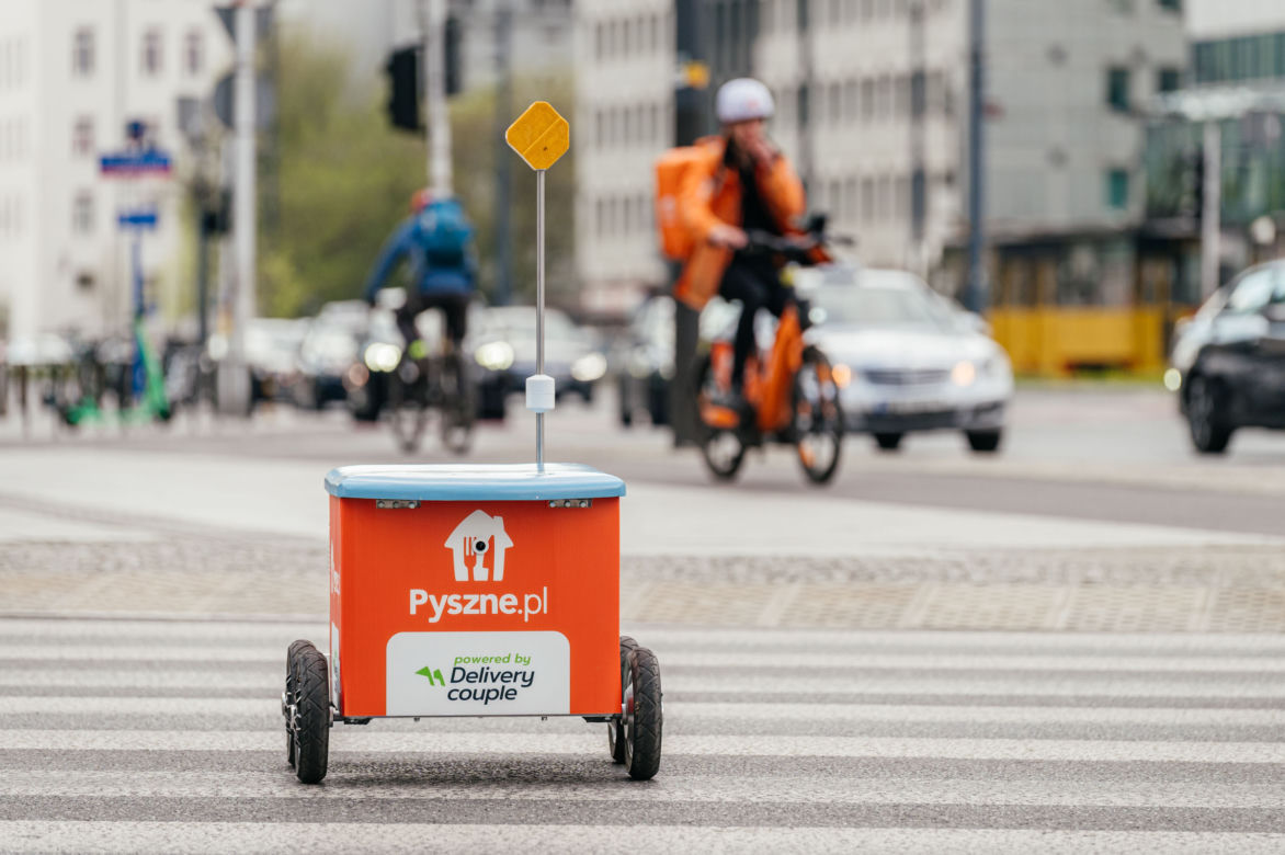 Na ulice Warszawy wyjechał pierwszy w historii marki, półautonomiczny robot dostawczy Pyszne.pl