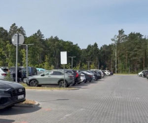 Parking przy hotelu Gołębiewski w Pobierowie