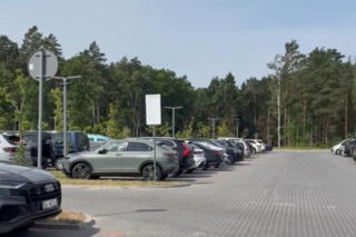Parking przy hotelu Gołębiewski w Pobierowie