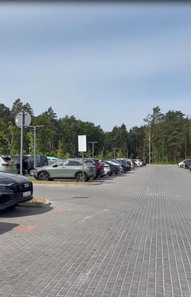 Parking przy hotelu Gołębiewski w Pobierowie