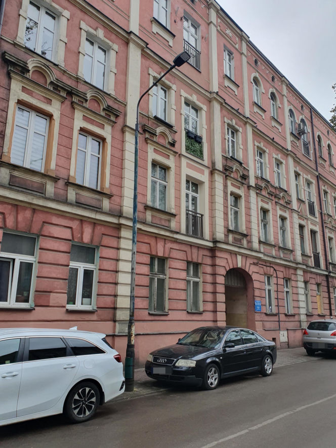 Runęli z balkonem, winnych nie ma