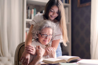 Nowe badania naukowców. Seniorzy powinni... czytać książki! 