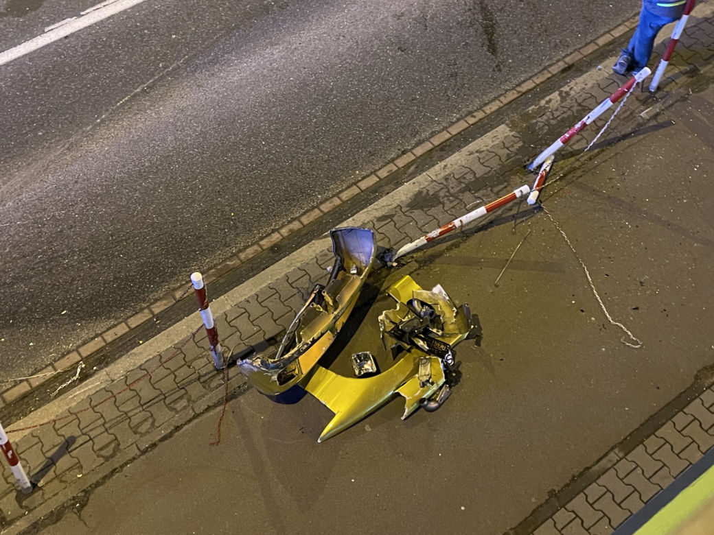 Nocna kraksa w Warszawie. Nissan zdemolował słupki