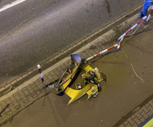 Nocna kraksa w Warszawie. Nissan zdemolował słupki
