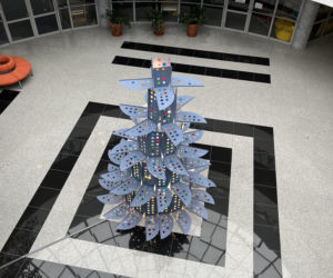 To jedyna taka choinka w Polsce. Stworzyli ją z nietypowych materiałów