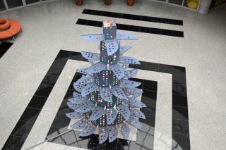 To jedyna taka choinka w Polsce. Stworzyli ją z nietypowych materiałów