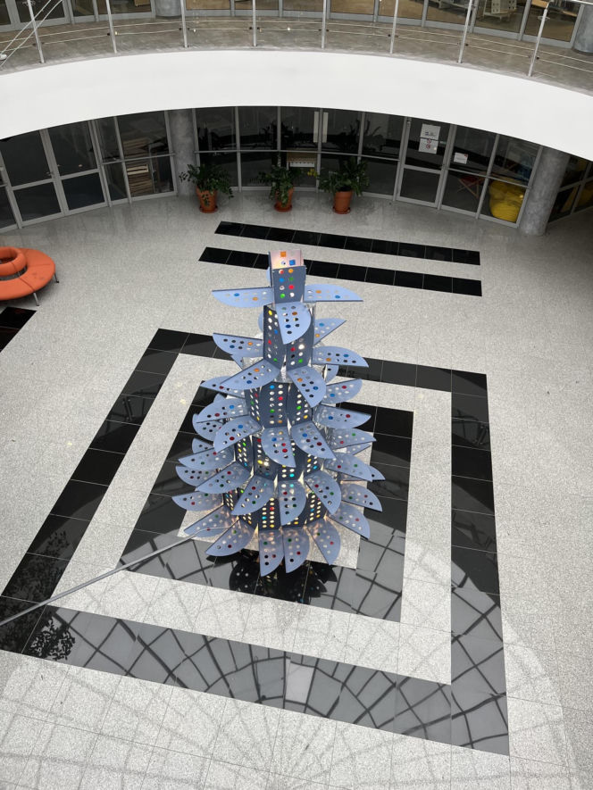 To jedyna taka choinka w Polsce. Stworzyli ją z nietypowych materiałów