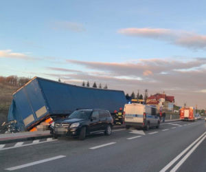 Ciężarówka wylądowała w rowie na starej czwórce. Zgubił setki butelek z piwem!