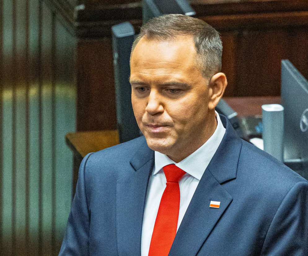 Prezydent Karol Nawrocki w ciemnym garniturze i czerwonym krawacie. O orędziu w sprawie cen paliw przeczytasz w Eska.