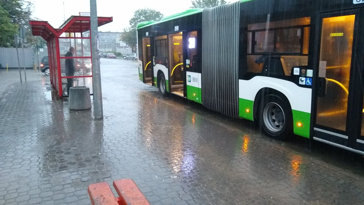 Ulewa nad Białymstokiem. Kilka ulic jest nieprzejezdnych. IMGW ostrzega: nadal będzie padać [ZDJĘCIA]