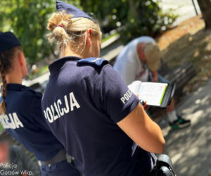 Piją na skwerach, sypią się mandaty, mundurowi w natarciu