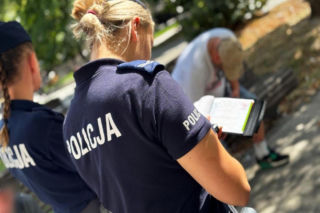 Piją na skwerach, sypią się mandaty, mundurowi w natarciu