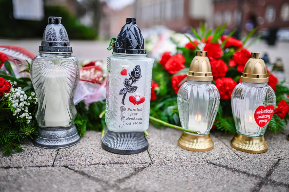 Grób Pawła Adamowicza i miejsce zamachu w szóstą rocznicę tragedii