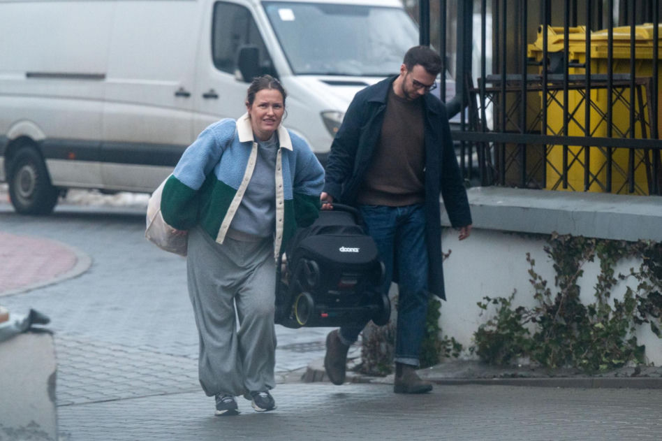 Olga Frycz wychodzi z dzieckiem ze szpitala