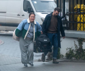 Olga Frycz wychodzi z dzieckiem ze szpitala