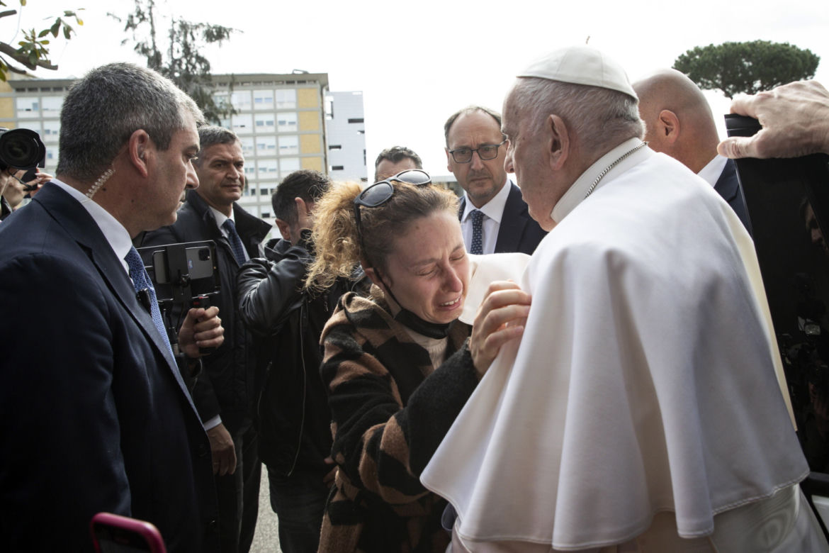 Papież Franciszek opuścił szpital i wraca do Watykanu. Jest w dobrej formie [ZDJĘCIA]