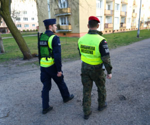 Wojsko na ulicach Bydgoszczy. Pomaga egzekwować obowiązujące obostrzenia