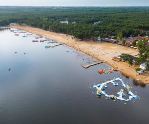 To największa plaża w Świętokrzyskiem. Krystaliczna woda i sosnowy mikroklimat