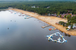 To największa plaża w Świętokrzyskiem. Krystaliczna woda i sosnowy mikroklimat