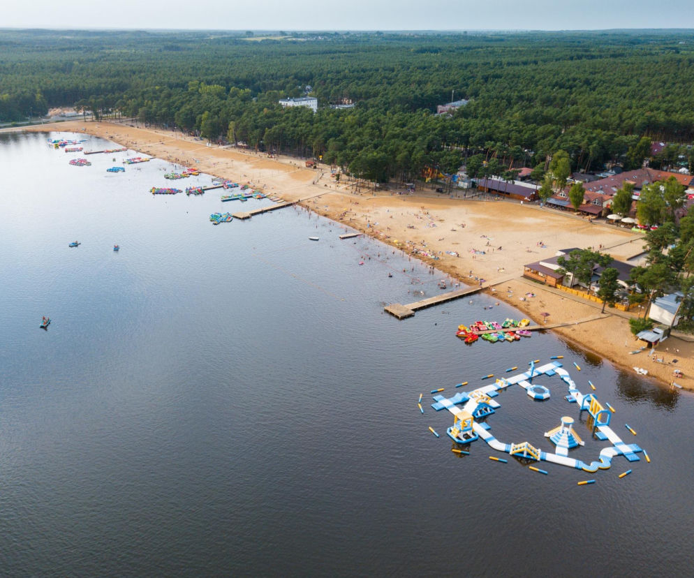 To największa plaża w Świętokrzyskiem. Krystaliczna woda i sosnowy mikroklimat