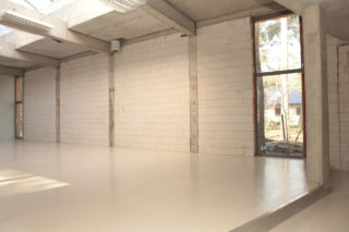 Posadzki żywiczne w garażach ‒ charakterystyka, zastosowanie i technologia wykonania