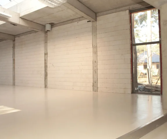 Posadzki żywiczne w garażach ‒ właściwości, zastosowanie i wykonanie