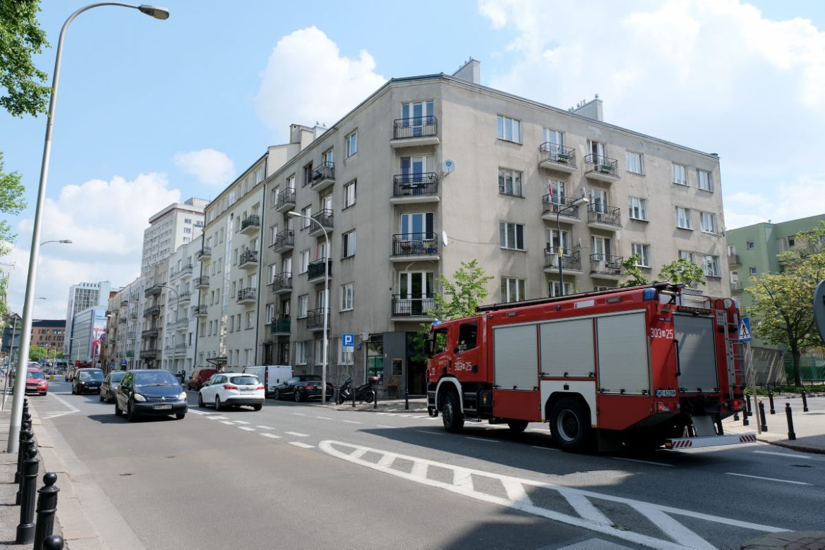  Poszukiwana kobieta zabarykadowała się w mieszkaniu
