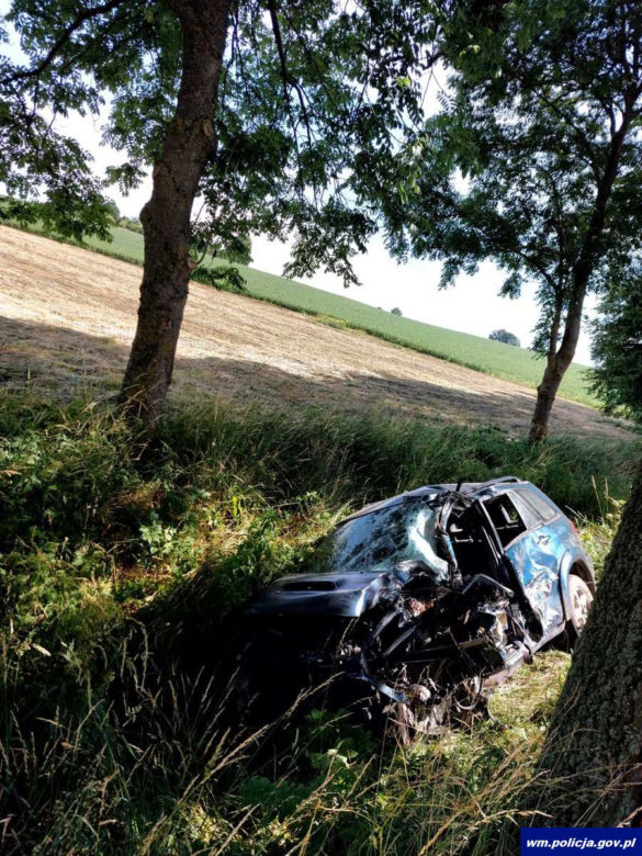 Śmiertelny wypadek na trasie Barciany - Stary Dwór Barciański. Auto uderzyło w dwa drzewa [ZDJĘCIA]