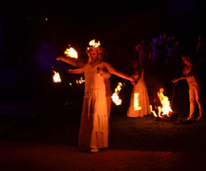 Pokaz fireshow w wykonaniu tancerzy i tancerek Teatru Ognia „Mantra” z Makowa Mazowieckiego