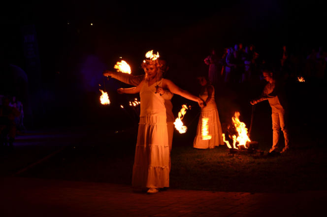 Pokaz fireshow w wykonaniu tancerzy i tancerek Teatru Ognia „Mantra” z Makowa Mazowieckiego
