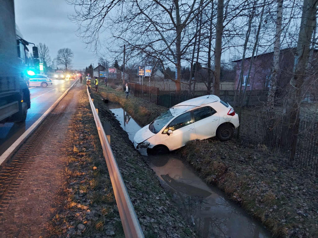 Wypadek na 42. Toyota wylądowała w przydrożnym rowie