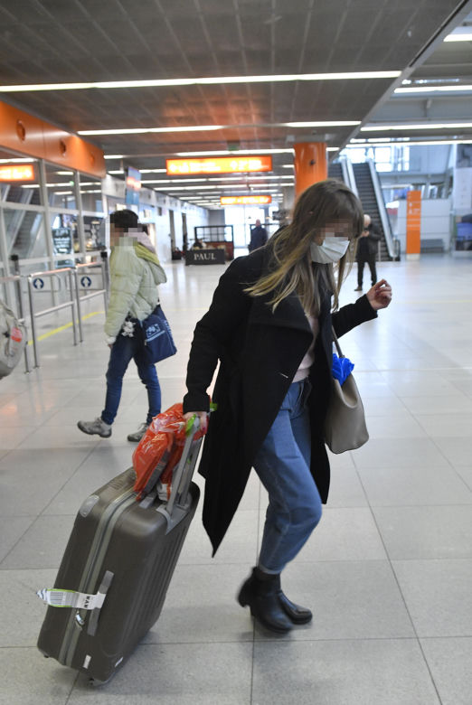 Turyści opowiadają o procedurach na lotnisku