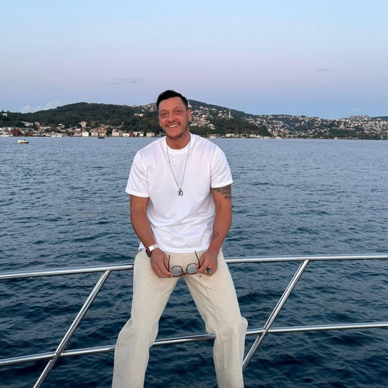 Mesut Ozil przeszedł niezwykłą przemianę!
