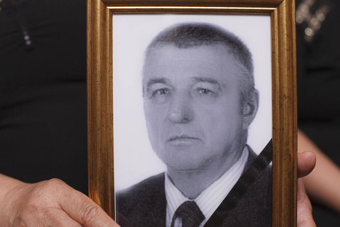 Wrzucili dziadka do worka i pochowali