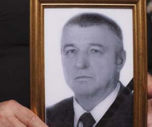 Wrzucili dziadka do worka i pochowali