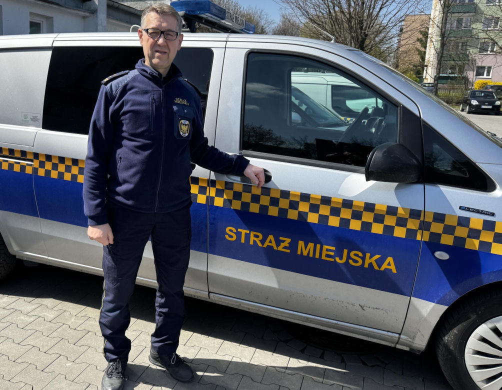 Struł się i szukał pomocy. Chory łoś zablokował ruchliwą trasę