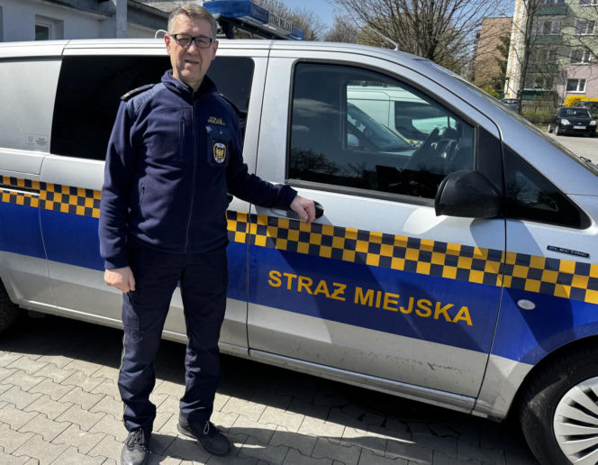 Struł się i szukał pomocy. Chory łoś zablokował ruchliwą trasę