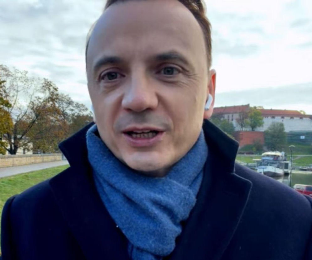 Prezydent Krakowa Łukasz Gibała na tle Wawelu. O planach polityka na rozwój miasta przeczytasz na VOX FM.