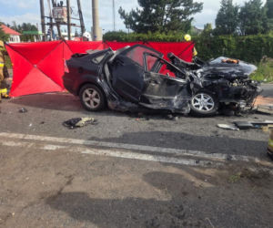 Wjechał Fordem pod ciężarówkę i uderzył w Skodę. 20-latka zabrał śmigłowiec. Tragiczny finał