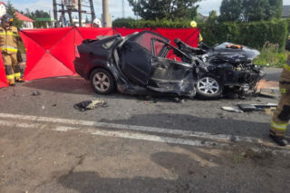 Wjechał Fordem pod ciężarówkę i uderzył w Skodę. 20-latka zabrał śmigłowiec. Tragiczny finał