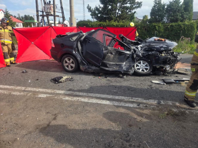Wjechał Fordem pod ciężarówkę i uderzył w Skodę. 20-latka zabrał śmigłowiec. Tragiczny finał