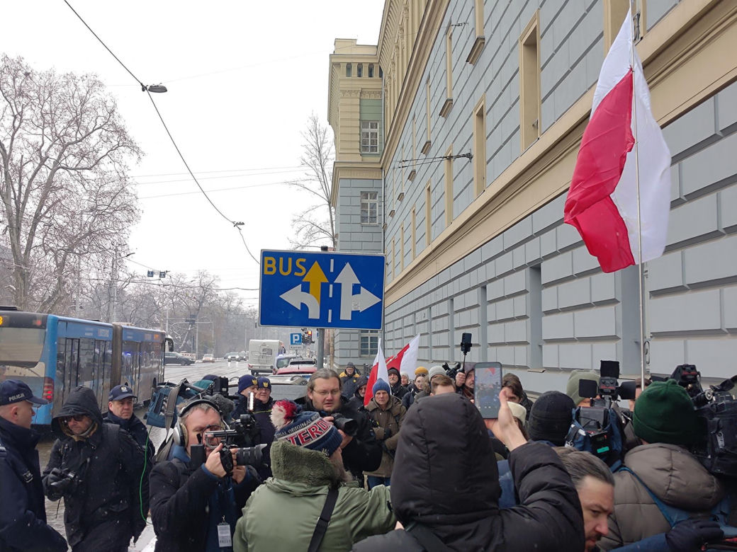 Grzegorz Braun pojawił się w prokuraturze. Nie otrzymał żadnych zarzutów
