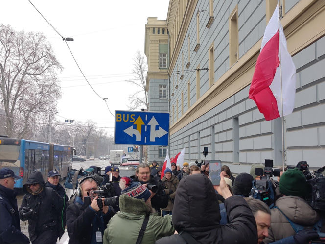 Grzegorz Braun pojawił się w prokuraturze. Nie otrzymał żadnych zarzutów