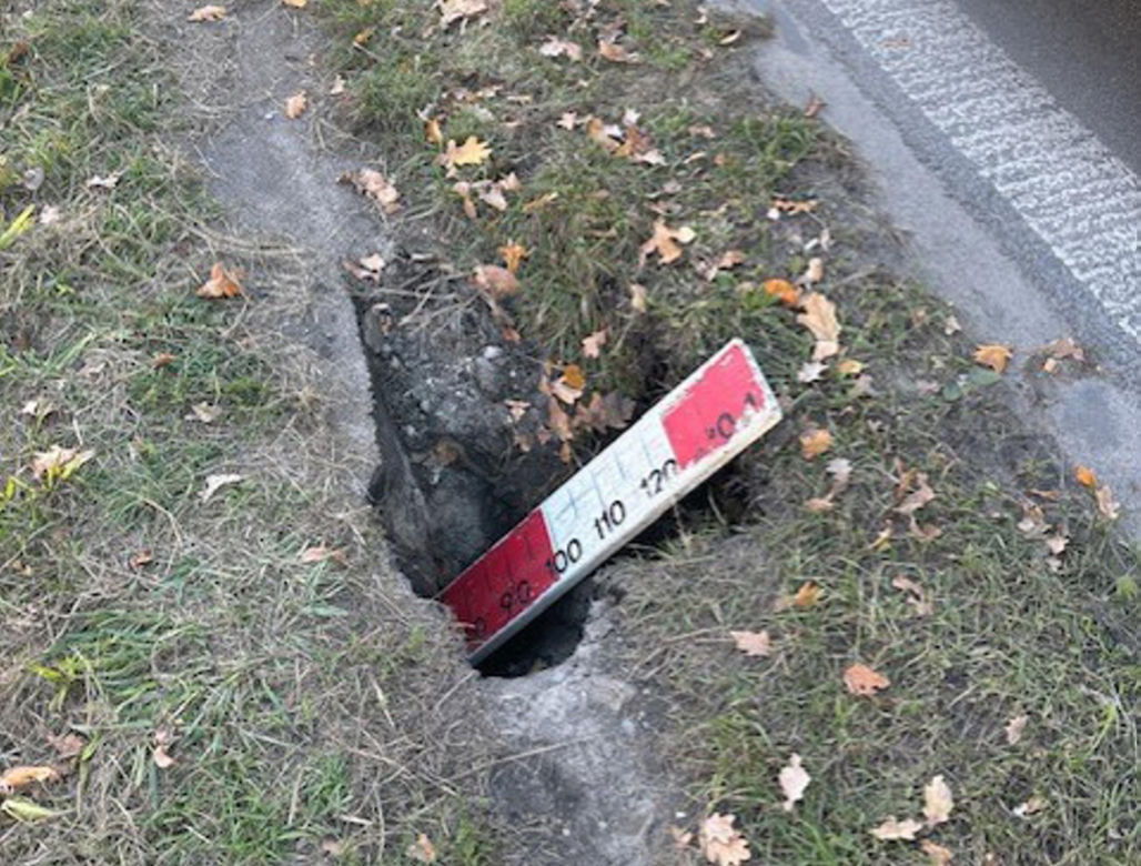 Warszawa. Bóbr wykopał norę przy jezdni! Droga groziła osunięciem