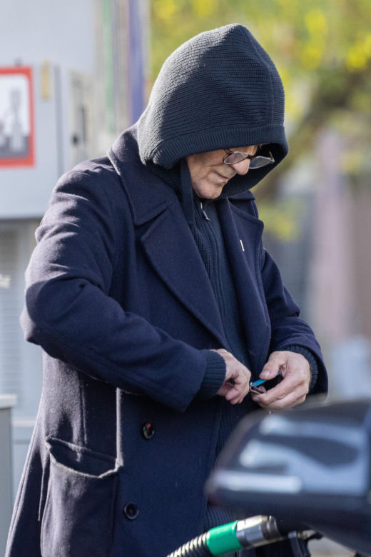 Andrzej Chyra obcine paznokcie na stacji