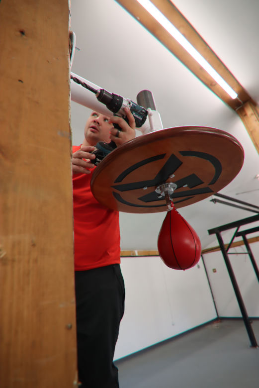 Adam Kownacki zbudował sobie ring w domu