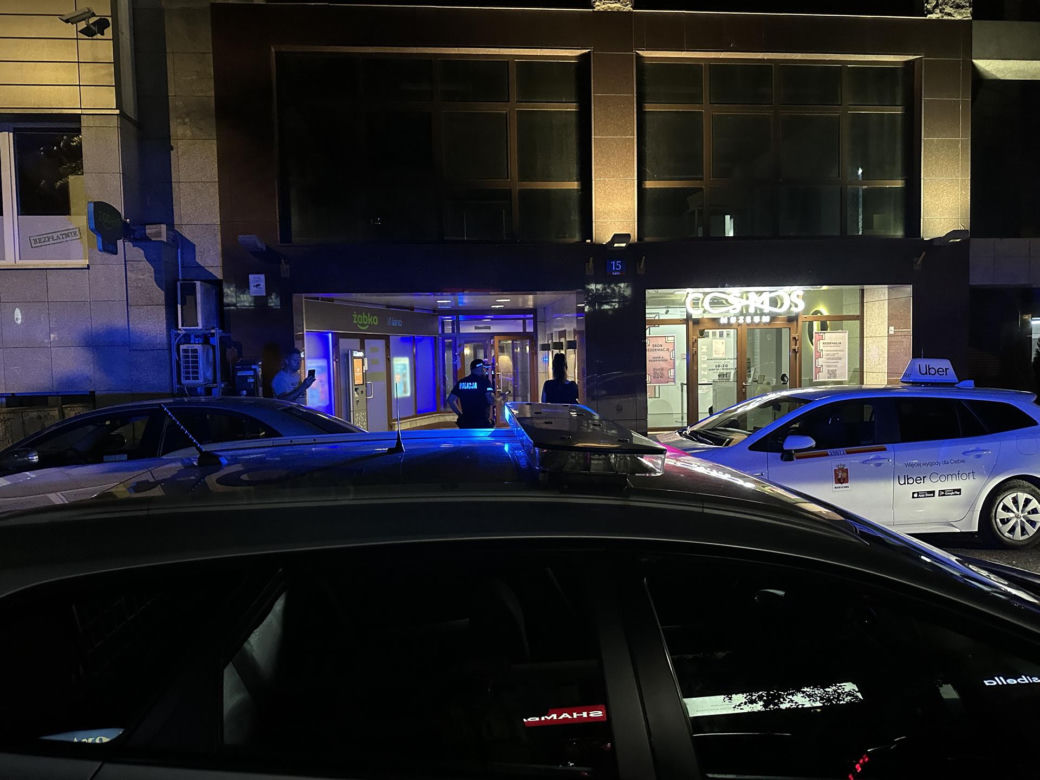 Atak nożownika na Woli. Ranny przebiegł kilkaset metrów i padł na ziemię. Zatrzymali jedną osobę, trwa akcja policji