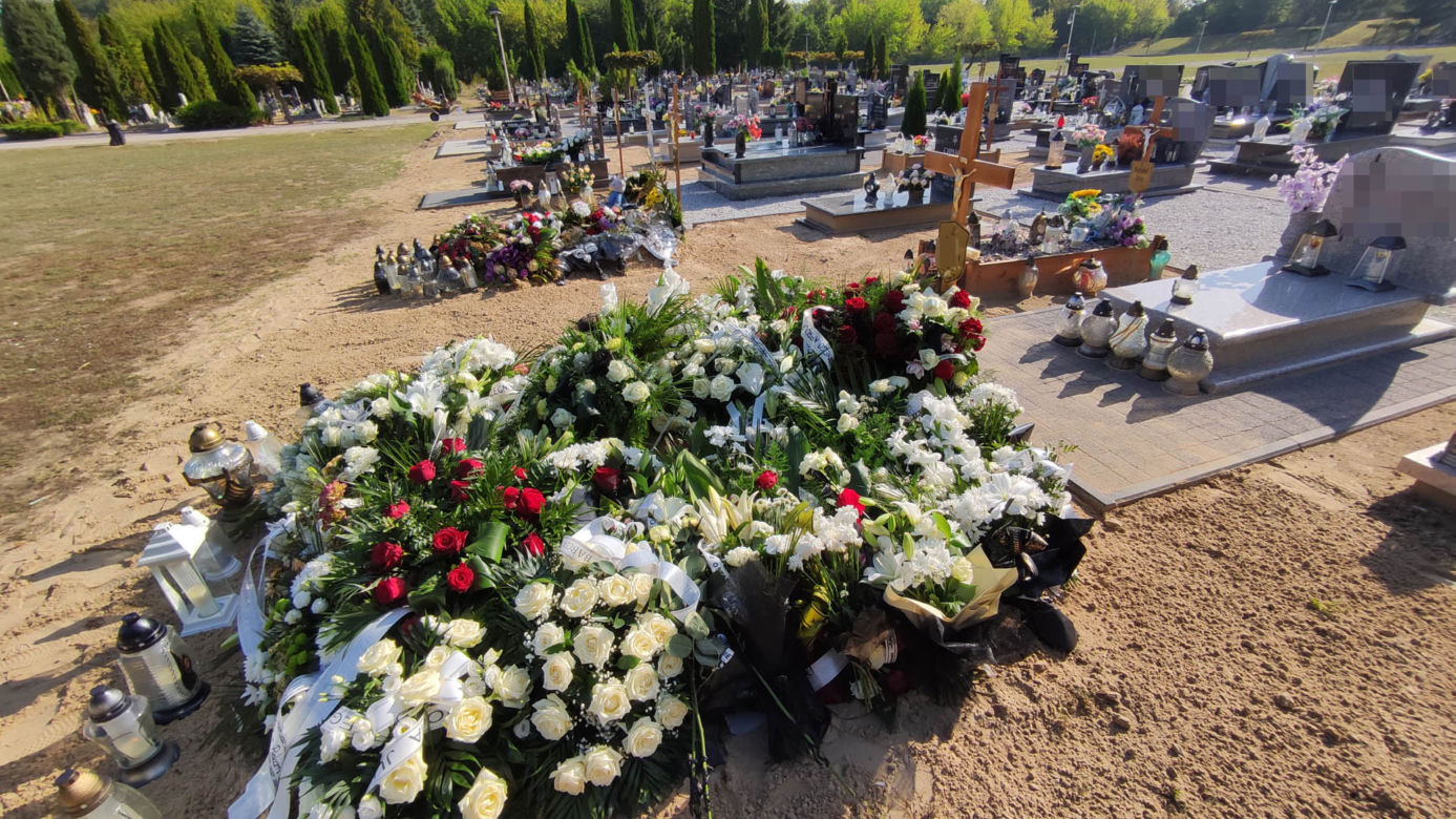 Karol, który zginął w Wabczu, spoczął na cmentarzu w Chełmnie. Grób utonął w białych kwiatach