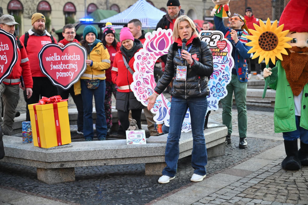 Wrocław. Wiceprezydent miasta Renata Granowska odsłania nowego krasnala - WOŚPKA