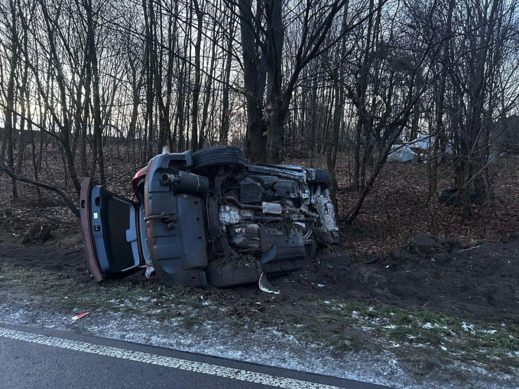 W auto w rowie wjechał autokar. Kilka osób trafiło do szpitala